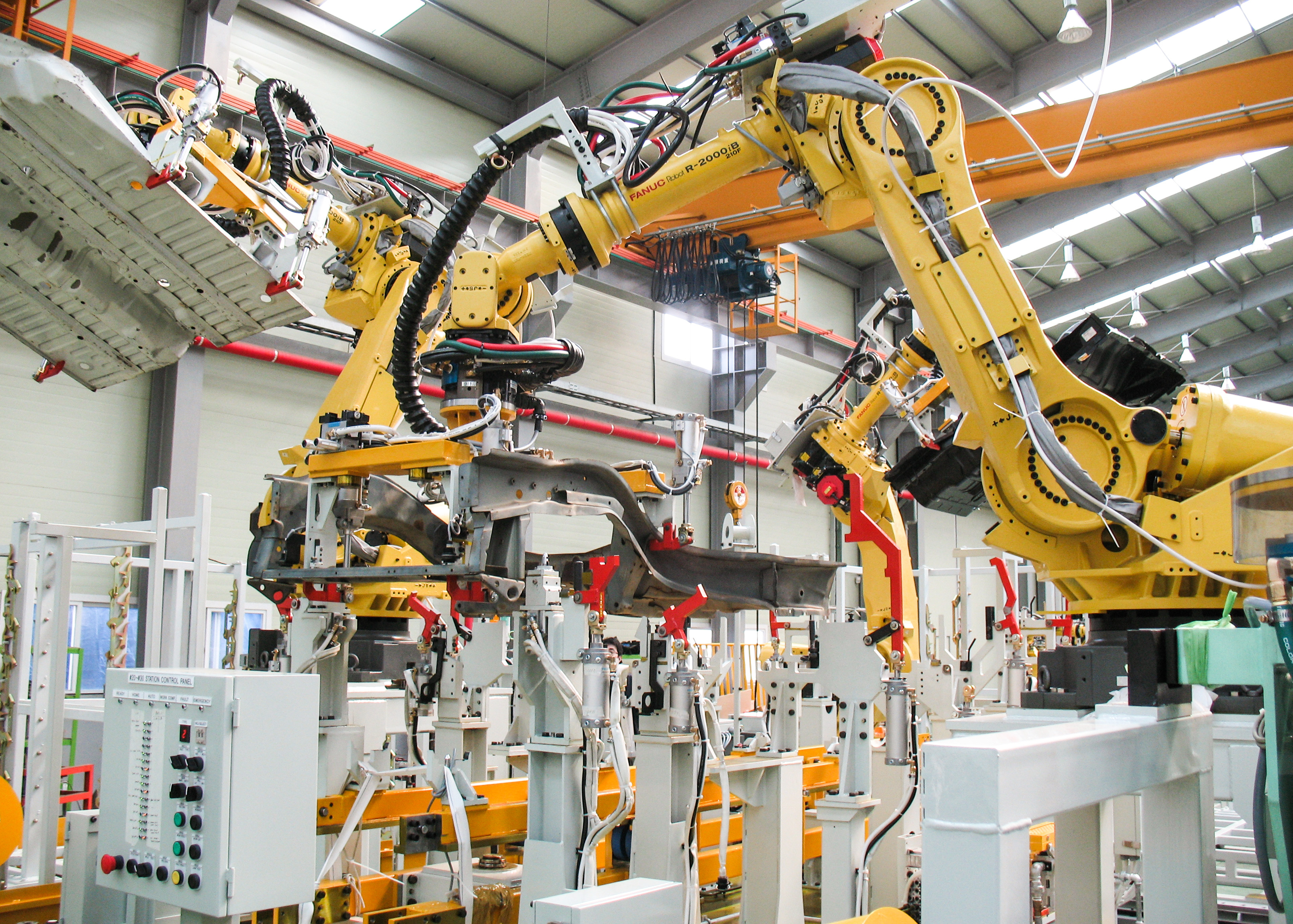 FANUC R2000iB-ის სამრეწველო რობოტები საწარმოო ხაზზე