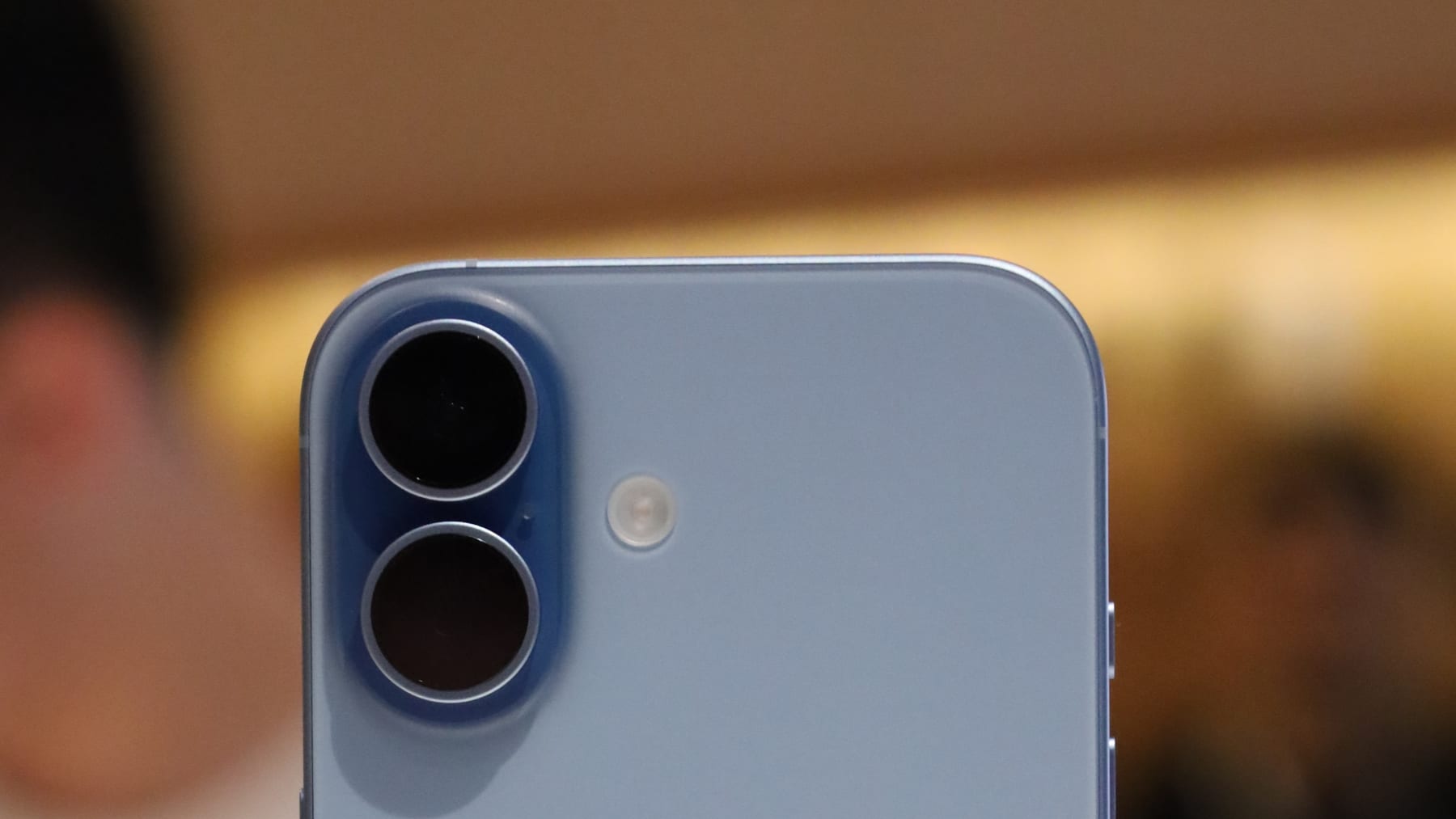Apple-ის მაღაზიის სტენდზე განთავსებული iPhone 17 — საარქივო ფოტო; გამოსახულება Glance-ის ინტერფეისს არ აჩვენებს