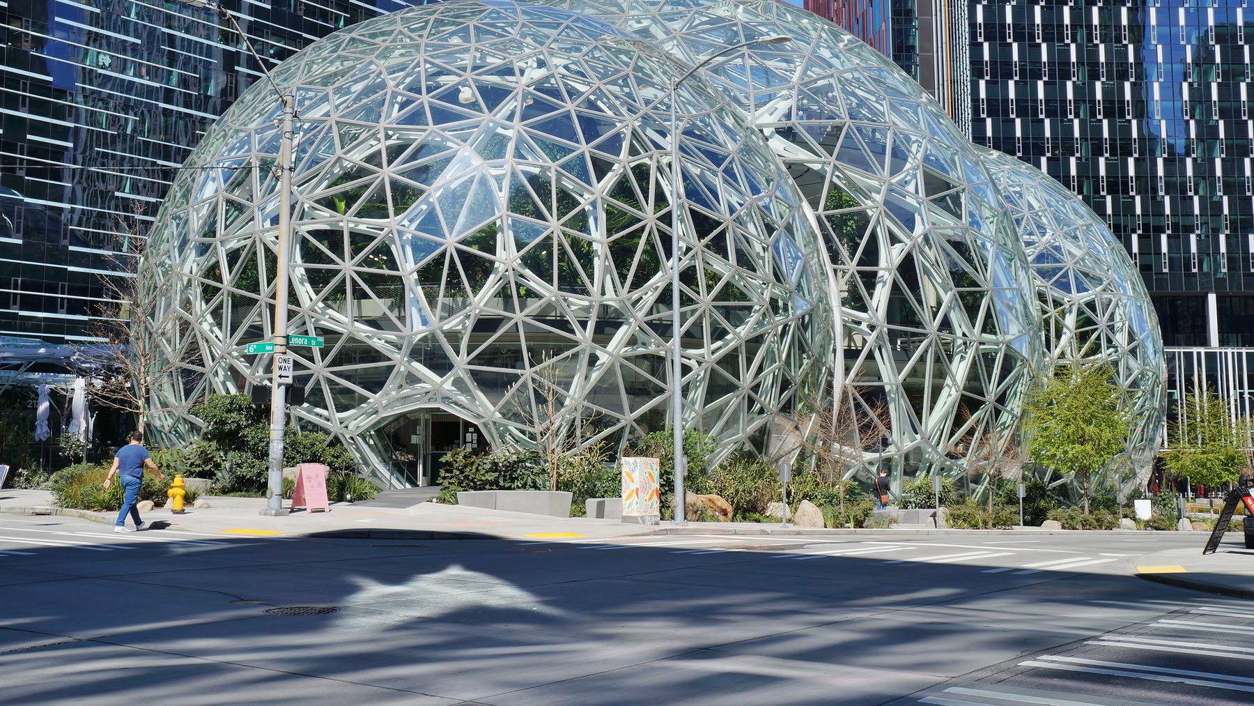 Amazon Spheres სიეტლში, 2020 წლის აპრილი — კომპანიის კამპუსის საარქივო ფოტო, არა Shop the Scene-ის ინტერფეისი