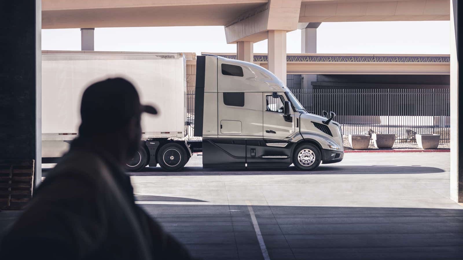 გაჩერებული Volvo VNL და შენობაში მყოფი მძღოლი — განახლებების შესახებ ოფიციალური პრესფოტო